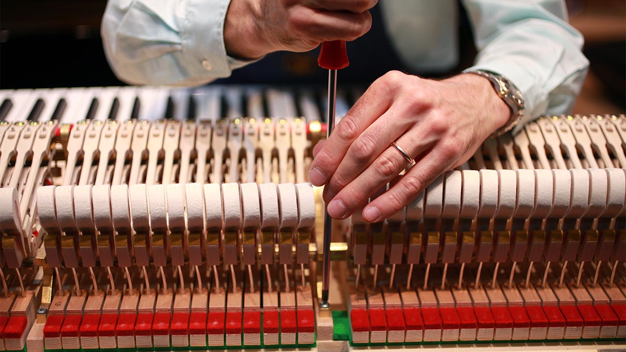 Lên dây đàn piano thường xuyên